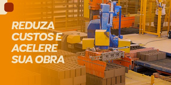 Imagem de blocos cerâmicos CPV sendo produzida em uma linha automatizada, destacando a precisão do controle de qualidade e a inovação dos processos que controlam custos e aceleram a obra.